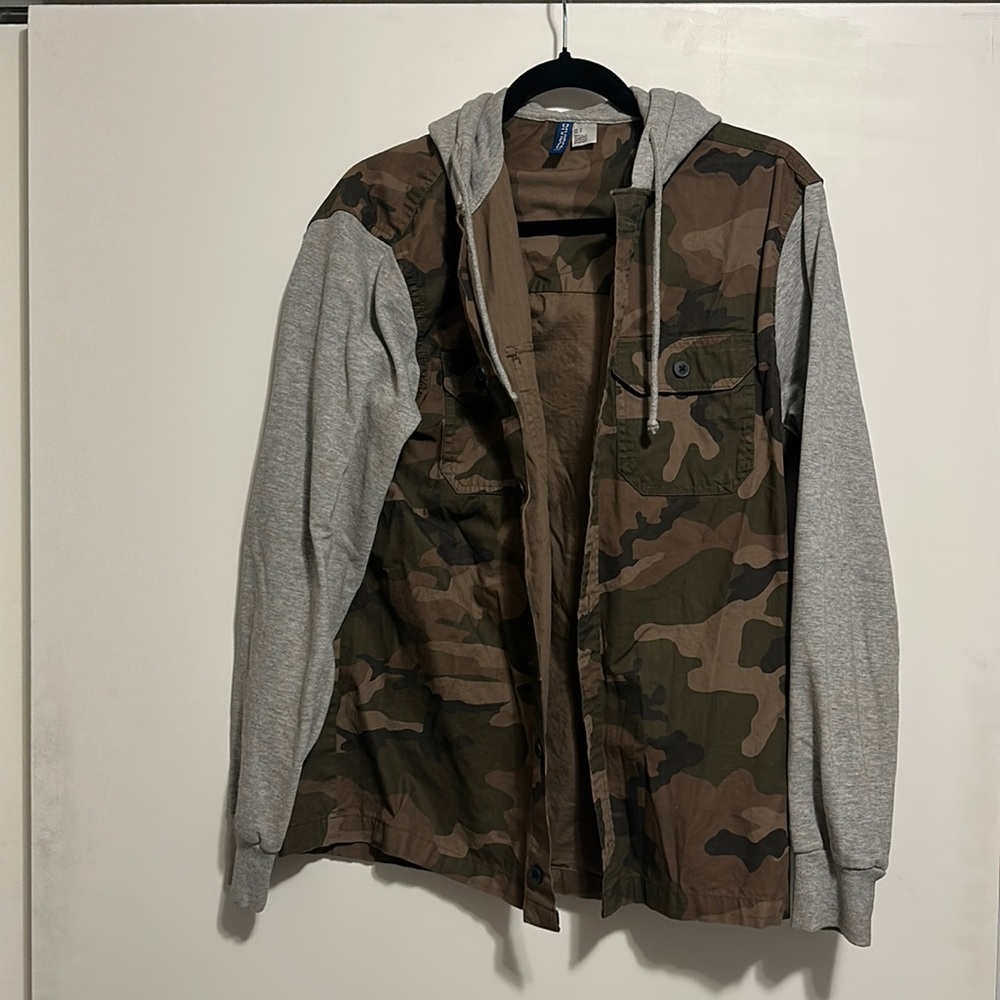 H&M camo and grey half sweatshirt